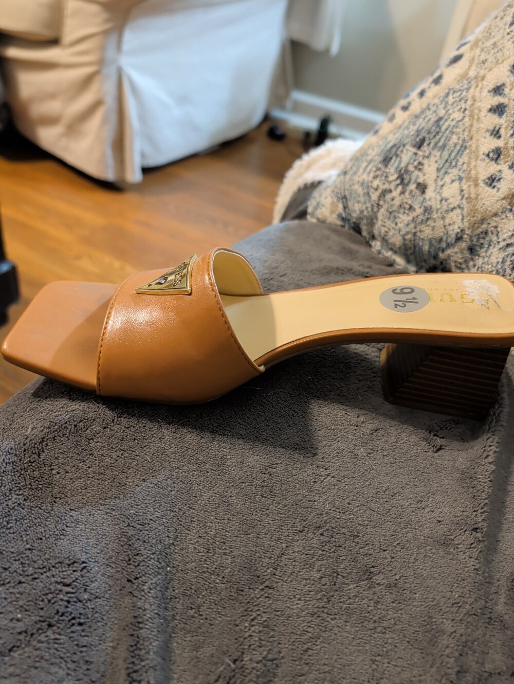 Guess Tan Square Toe Block Heel Mule Sandals Logo Plaque Size 9.5 - Picture 2 of 4